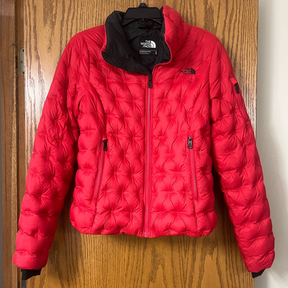 EUC Women’s The North Face 550 Red Down Coat Size Medium with Thumb Holes